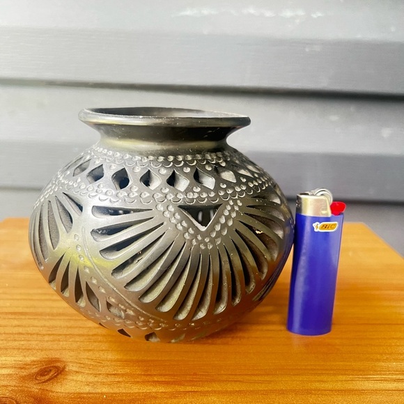 Elegant Carved Vase in Gradient Tones - Picture 4 of 4